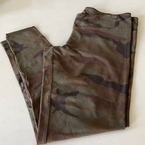 TNA Camo Leggings Size Large & Never Worn